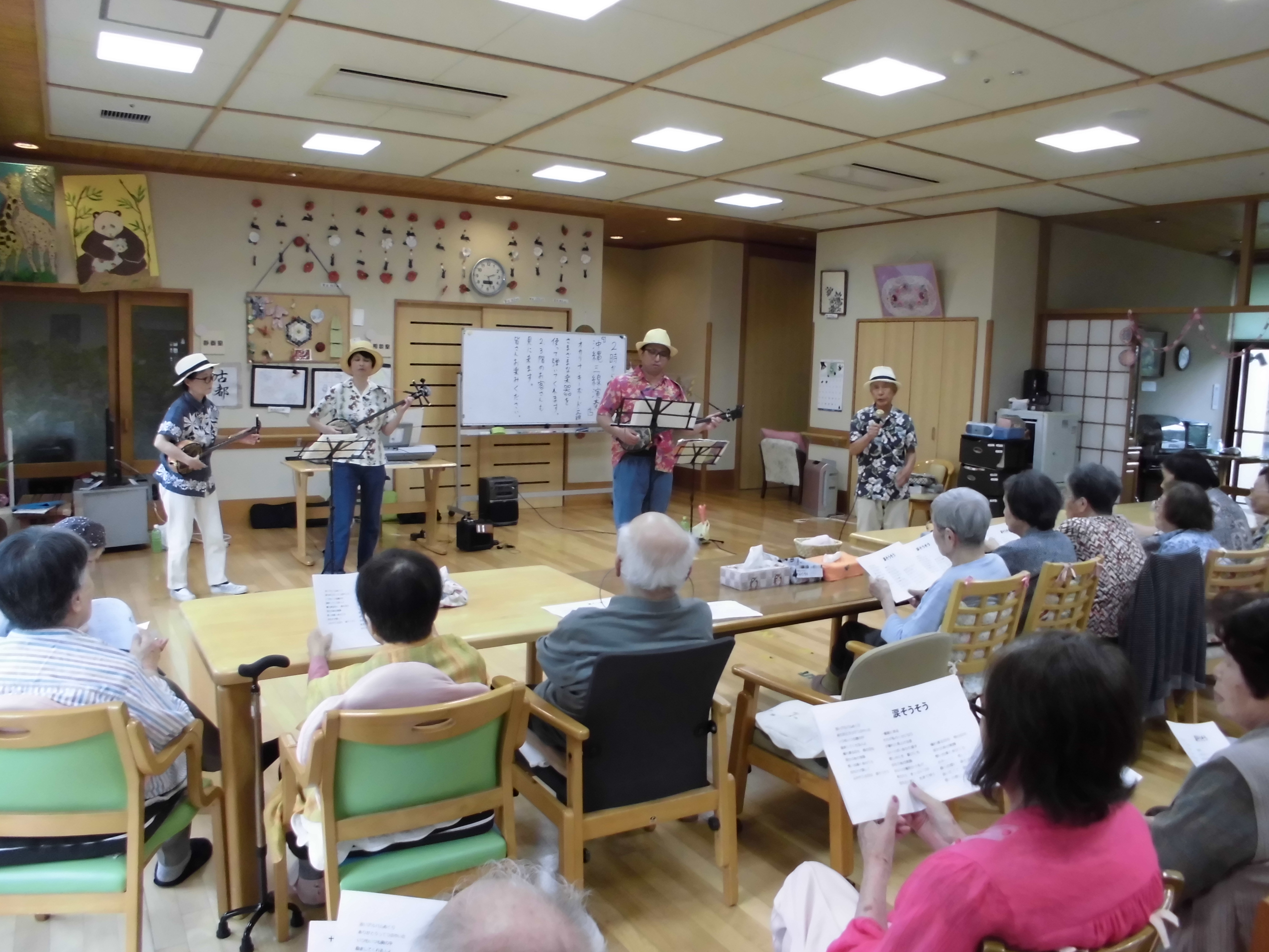 沖縄の三線のボランティアの方と、一緒に歌を楽しみました。