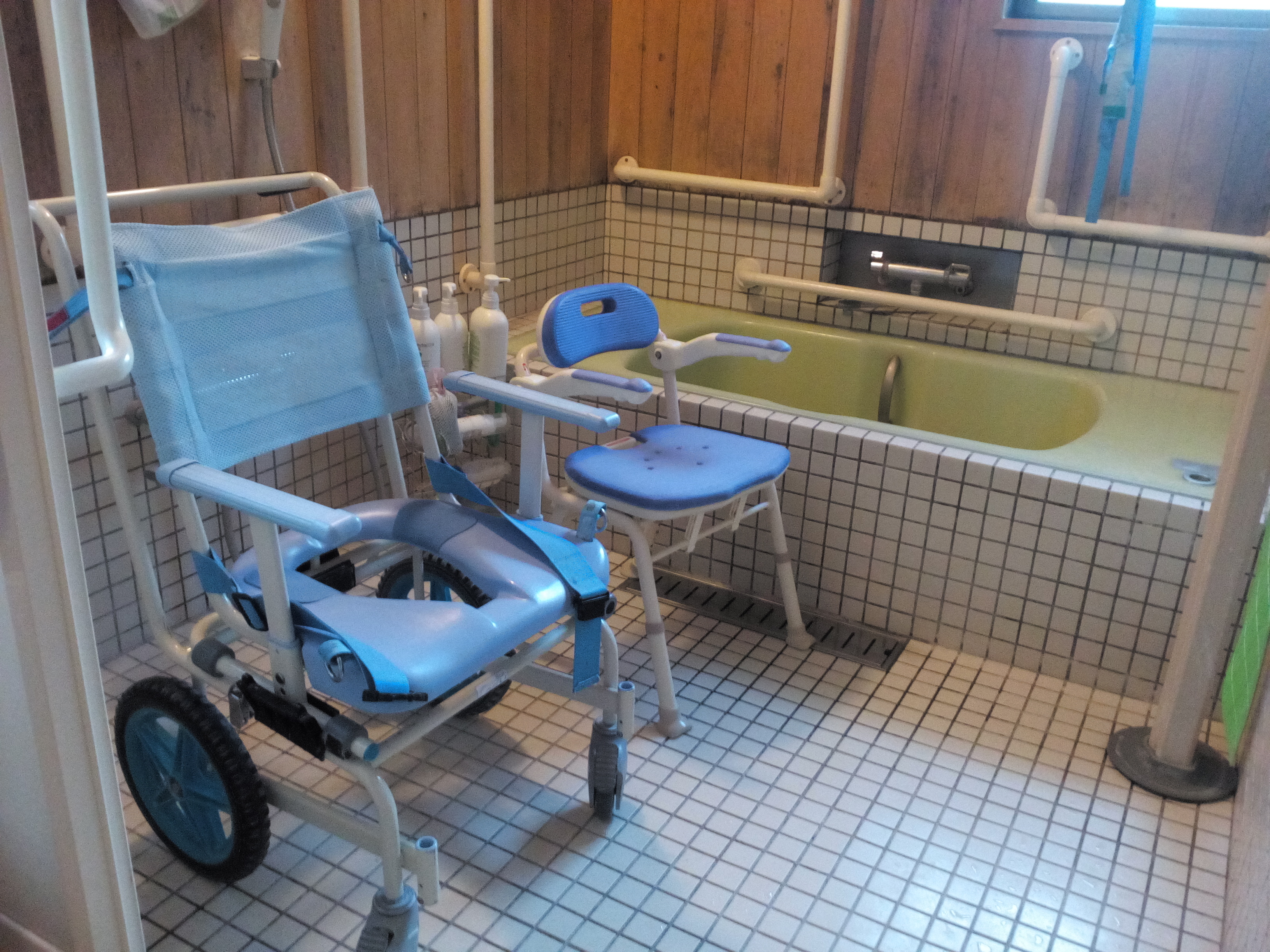 車椅子をお使いの方も安心して入浴していただけます。