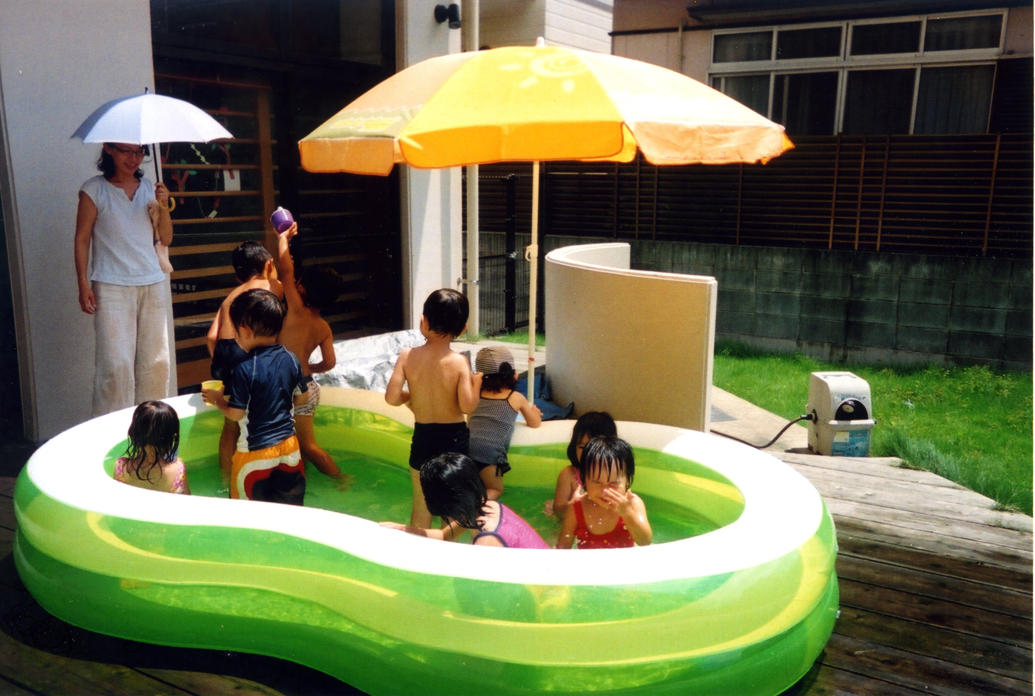 親子ひろばでは夏にはウッドデッキにプールを出して、水遊びが大人気です。